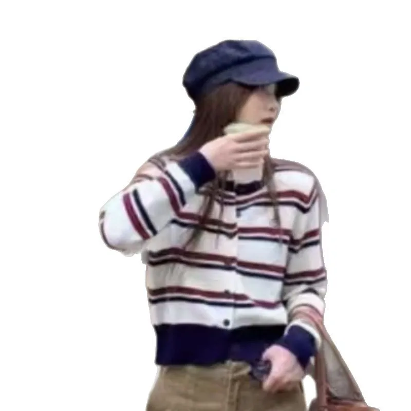 เสื้อคาร์ดิแกนถักคอกลมลายทางสําหรับผู้หญิงในฤดูใบไม้ผลิ ขี้เกียจและหลวม ดีไซน์สั้น เสื้อแจ็คเก็ตสเวตเตอร์ปัก