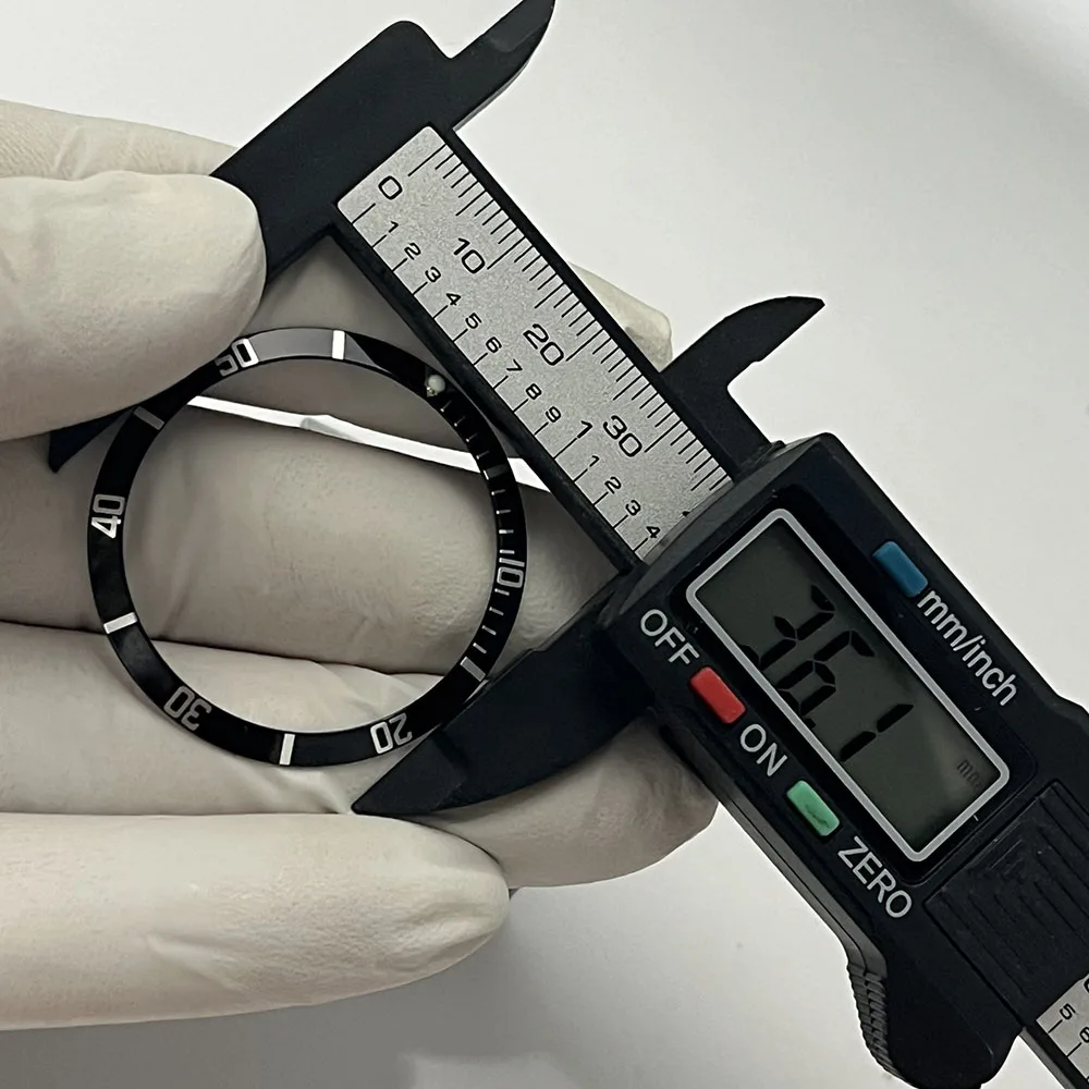 أدخل إطارًا من الألومنيوم باللون الأسود والأزرق والأخضر والأحمر مقاس 36 مم إلى ملحق حقيبة أوتوماتيكي مناسب للإطار