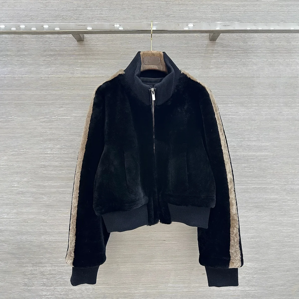 2026 high-quality women's standing collar striped edge imitation fur short jacket--2691942