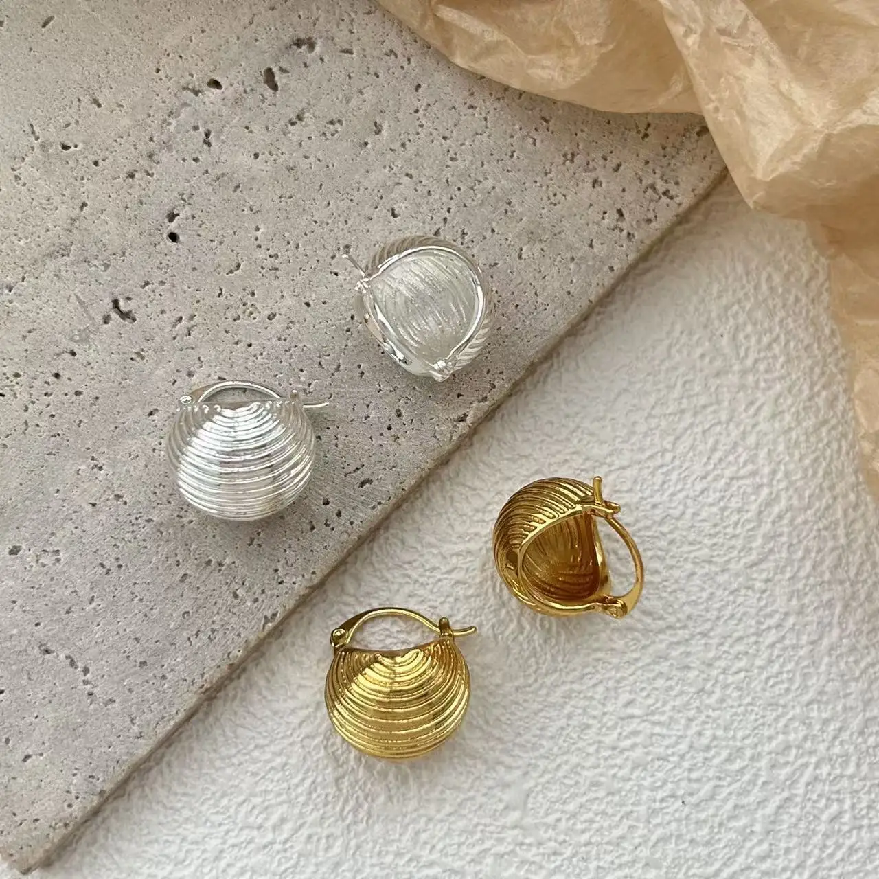 Retro premium semi-round metal copper gold-plated ear buckle earrings women's niche fashion commuter must enter simple earrings