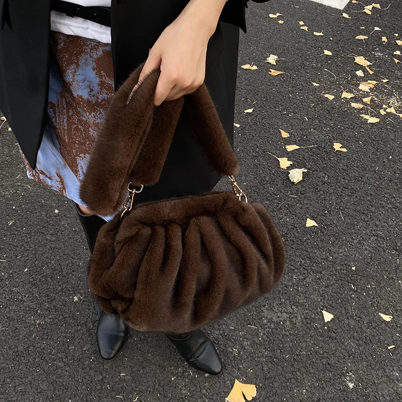 

Fashionable Pleated Design Soft Faux Fur Shoulder Bags For Women Luxury Designer Cloud Plush Hobo Bags Korean Purses Handbags