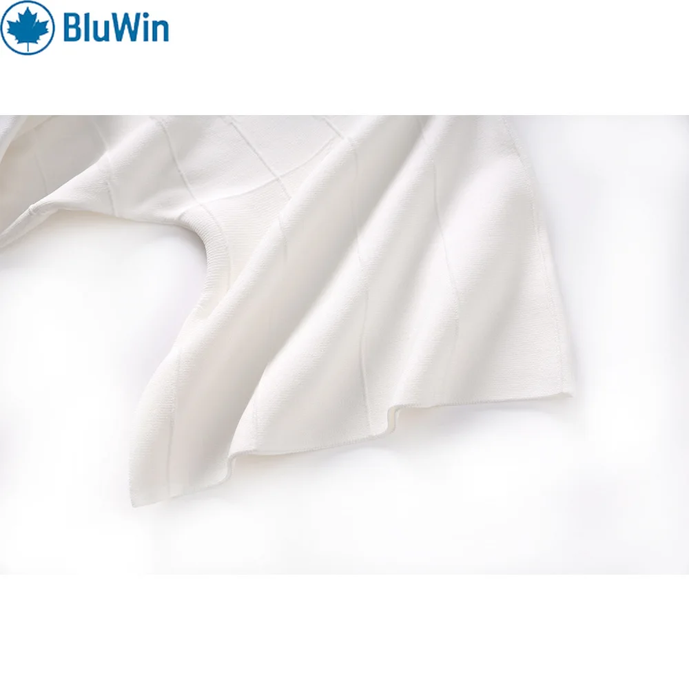 เดรสไหมพรมแขนกระดิ่งเปิดไหล่ทรงเข้ารูป ดีไซน์ชายเสื้อไม่สมมาตร แต่งระบายแนวเฉียง ช่วยเน้นสัดส่วนช่วงเอว