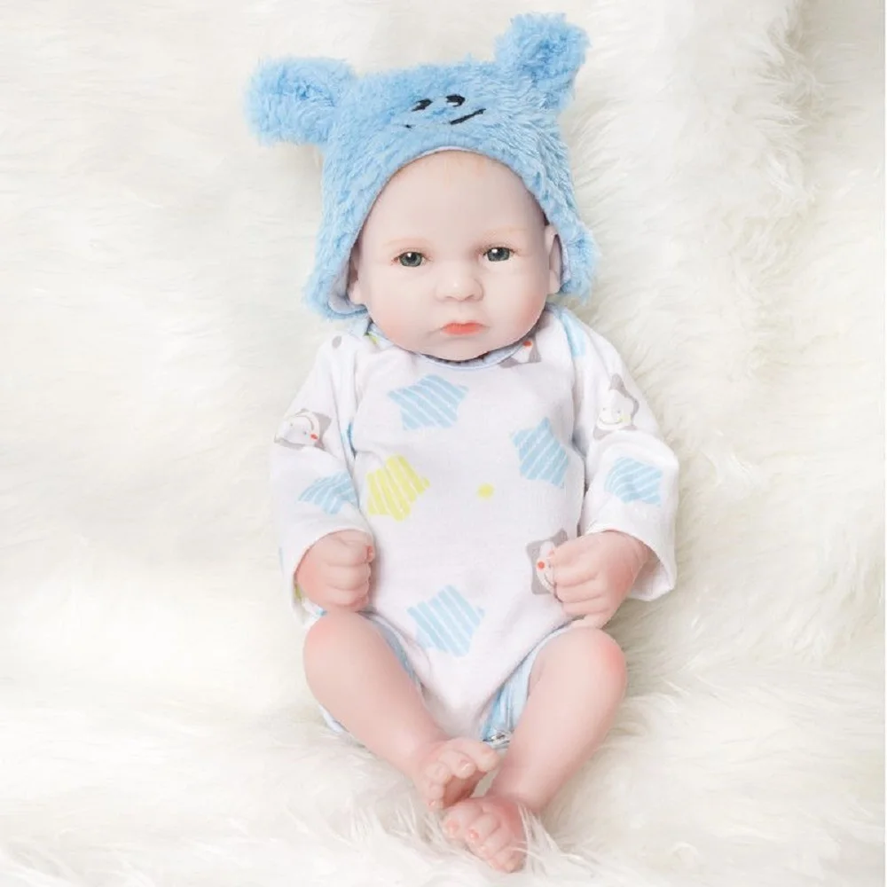 Paire de poupées Reborn en vinyle édition rare de 10 pouces |   Un œil ouvert et un œil fermé |   Bandeaux et compagnon en peluche bleu et rouge