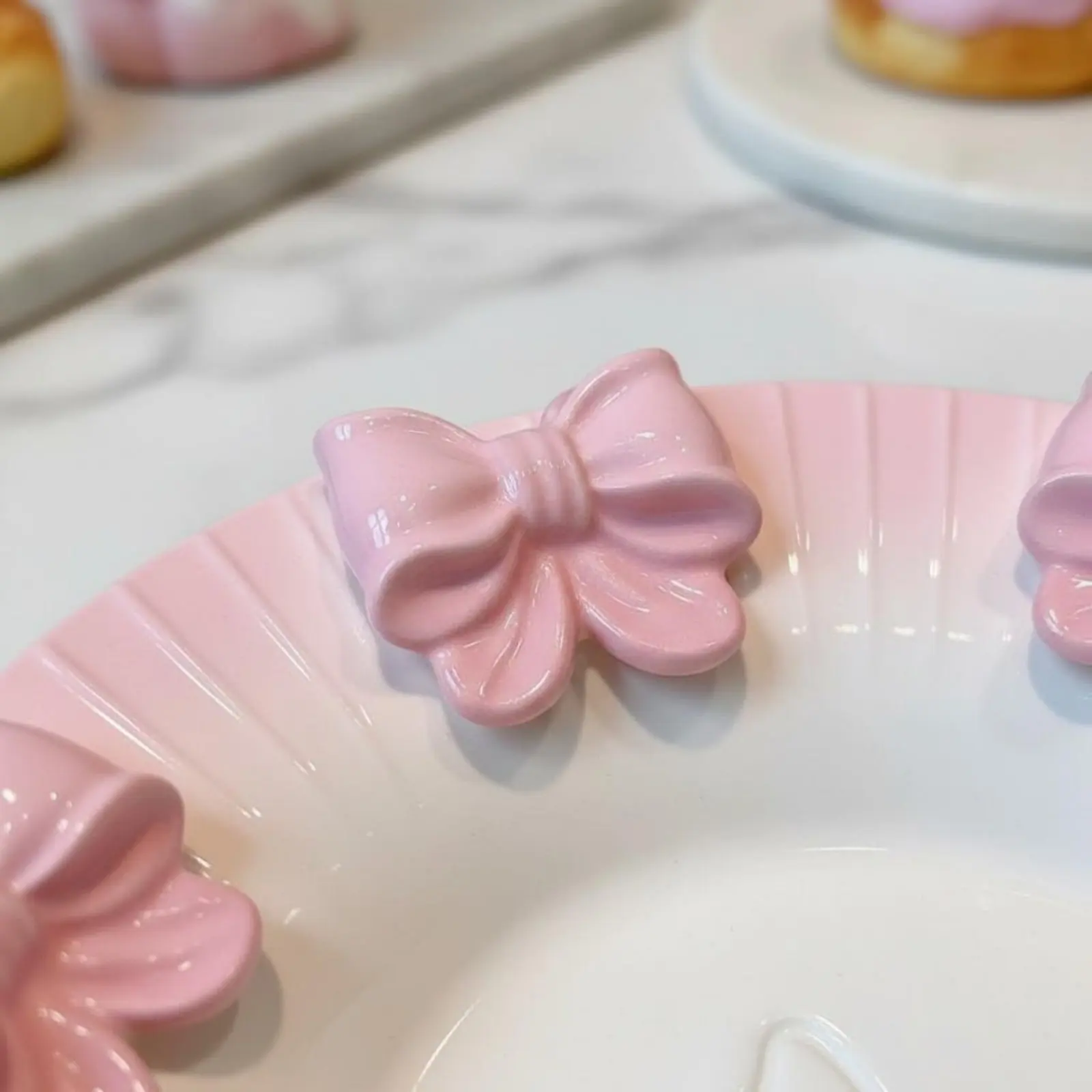 

Dimensional Embossed Ribbon Plate Hand-Painted Rose Ribbon Plate Ceramic Bowknot Dish Versatile Use Fluted Border Salad Bowl