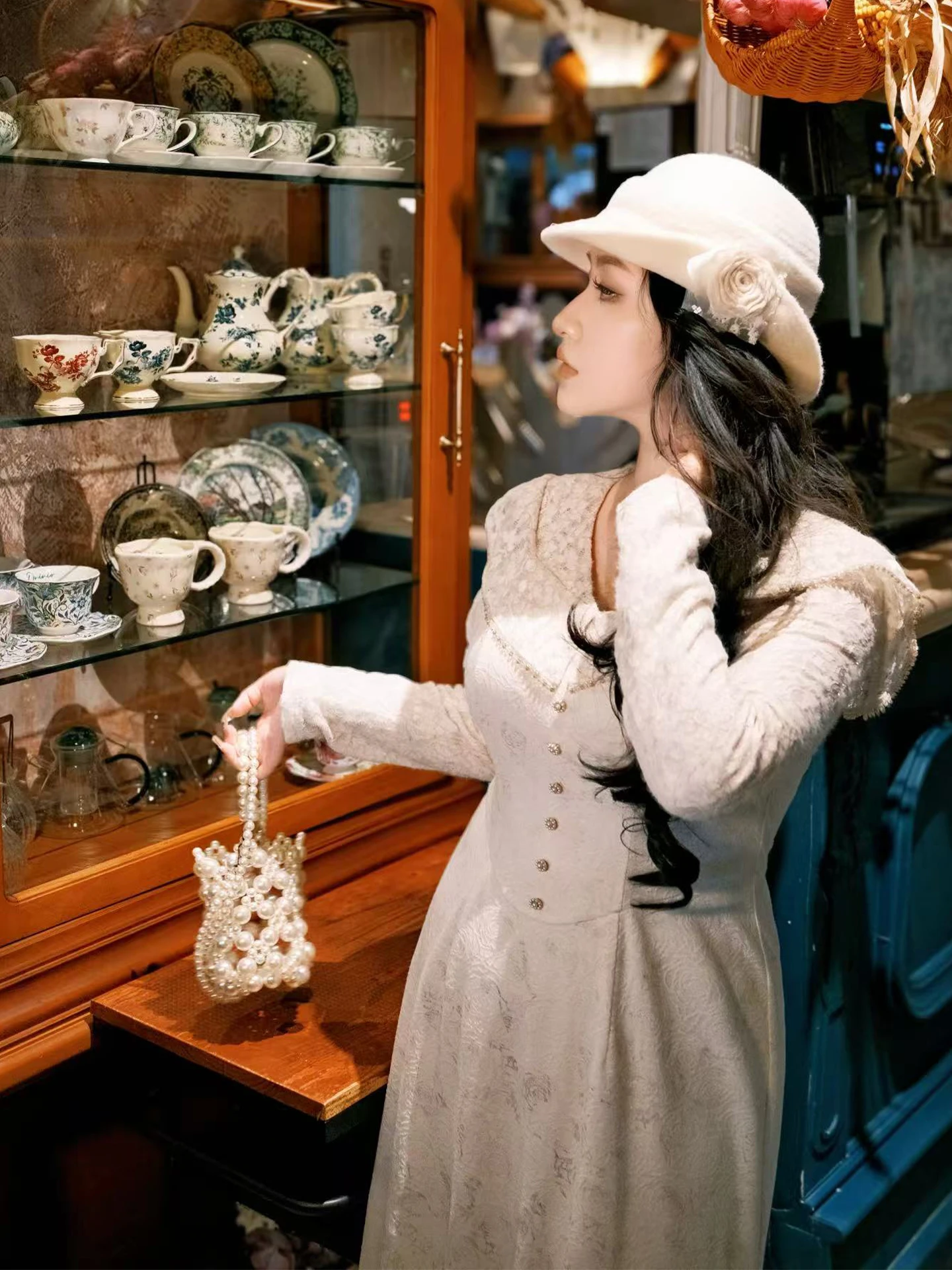 

Элегантное кружевное платье больших размеров для женщин, модное ретро-платье с длинным рукавом и V-образным вырезом, миди, из смеси полиэстера и спандекса.