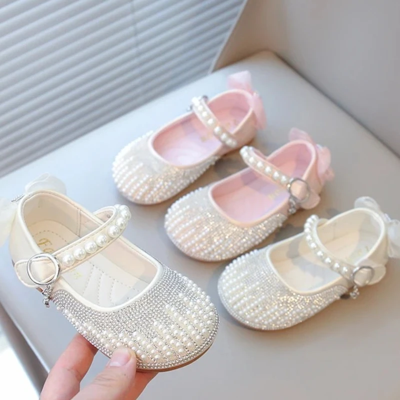 

Детские кожаные туфли для девочек 2026 Весна/Осень Новинка с жемчужным бантом Элегантные туфли-принцессы Модные милые детские туфли 21-30 размеров