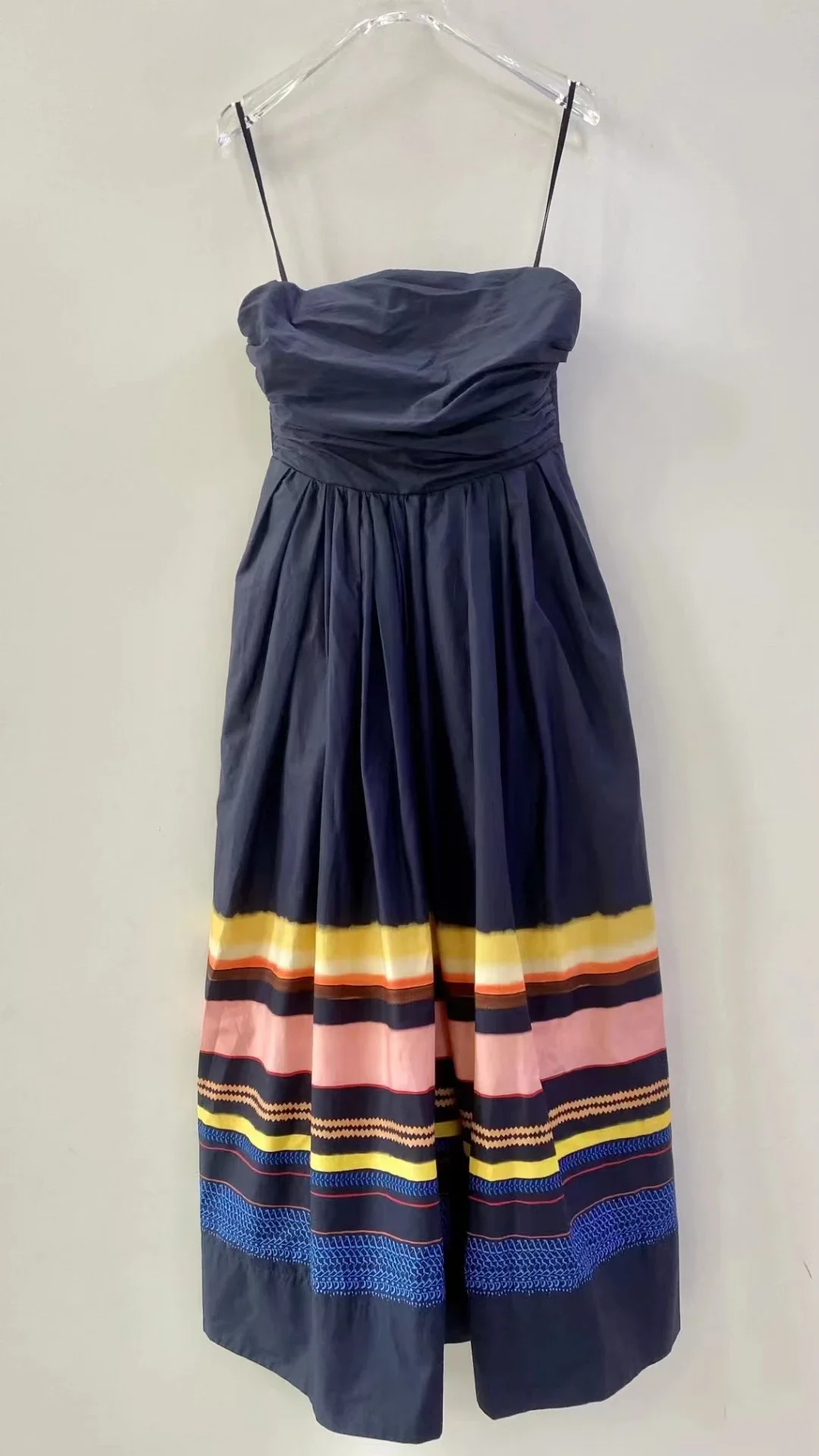 

Casual waist cinching dress with strapless and strapless temperament