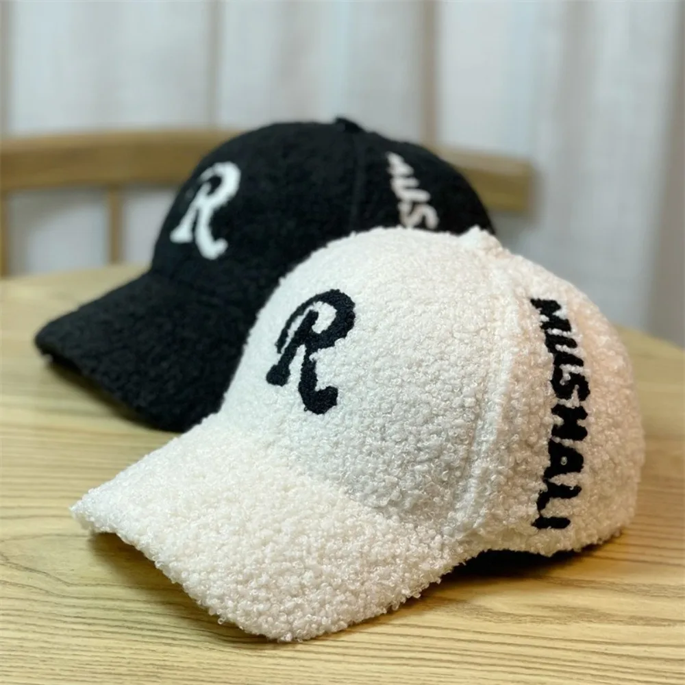 Berretto da baseball con etichetta R in stile coreano, caldo e spesso, in peluche di agnello, cappello casual regolabile unisex