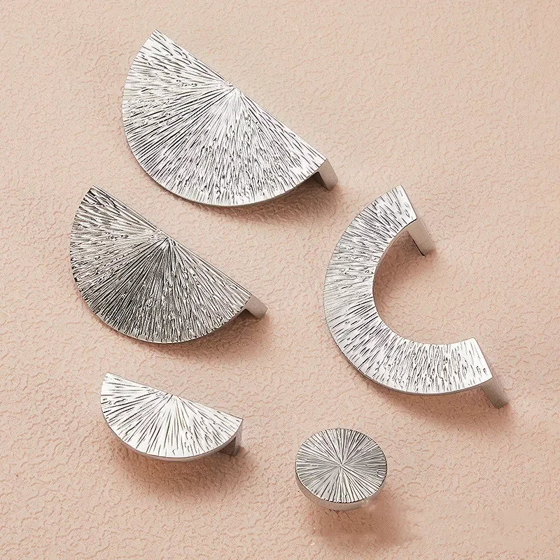 真鍮直線ハンマーパターンシルバーハンドルライト高級引き出しキャビネットドアワードローブハンドルクロームメッキアンティークハンドル