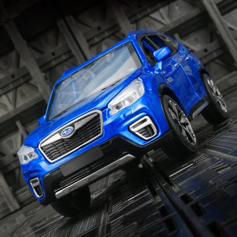 

1:30 модель автомобиля из сплава Subaru Forester с регенеративными детскими игрушками, дверцами и капотом двигателя, багажник можно открыть