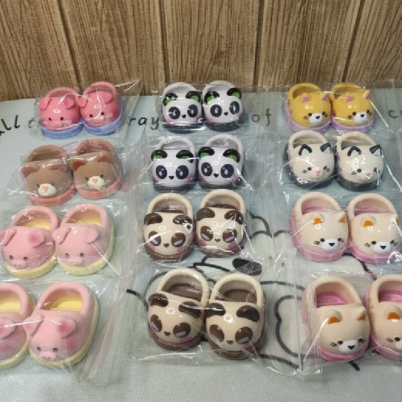 

Новинка 2025 года, детские тапочки с тремя 400%, специальные кукольные тапочки, виниловая слепая коробка, модные игровые кавайные куклы, нарядные аксессуары, товары, подарки