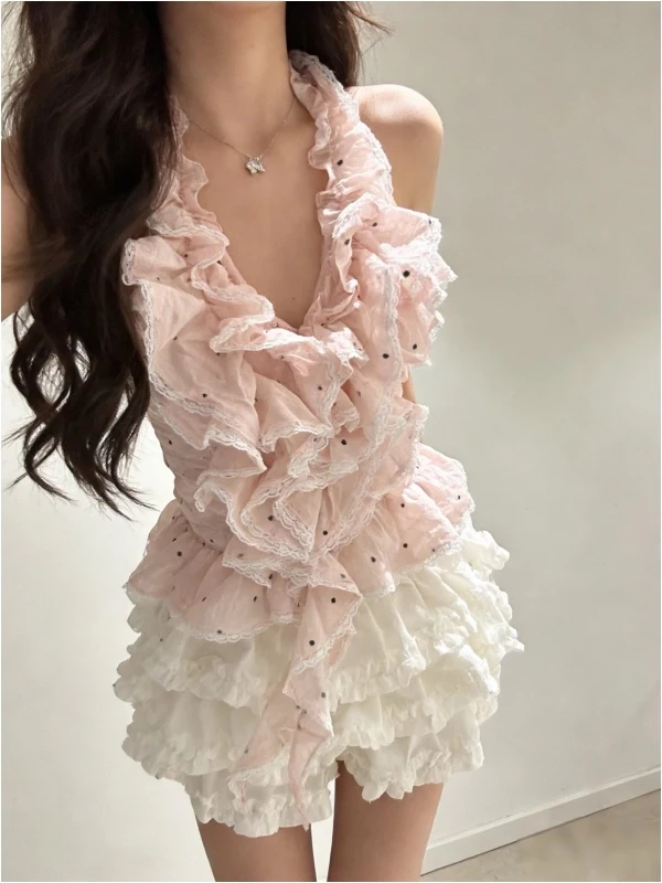 

Комплект из двух предметов: топ-халтер в розовый горошек и белая пышная юбка-кейк. Элегантный и сексуальный образ для женщин.