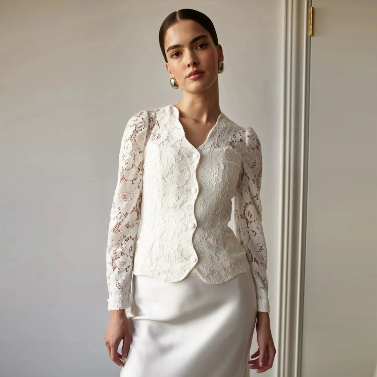 

Romantic Lace Bridal Jacket Shawl Long Sleeves V Neckline Elegant Bridal Wraps Boleros Wedding Accessories