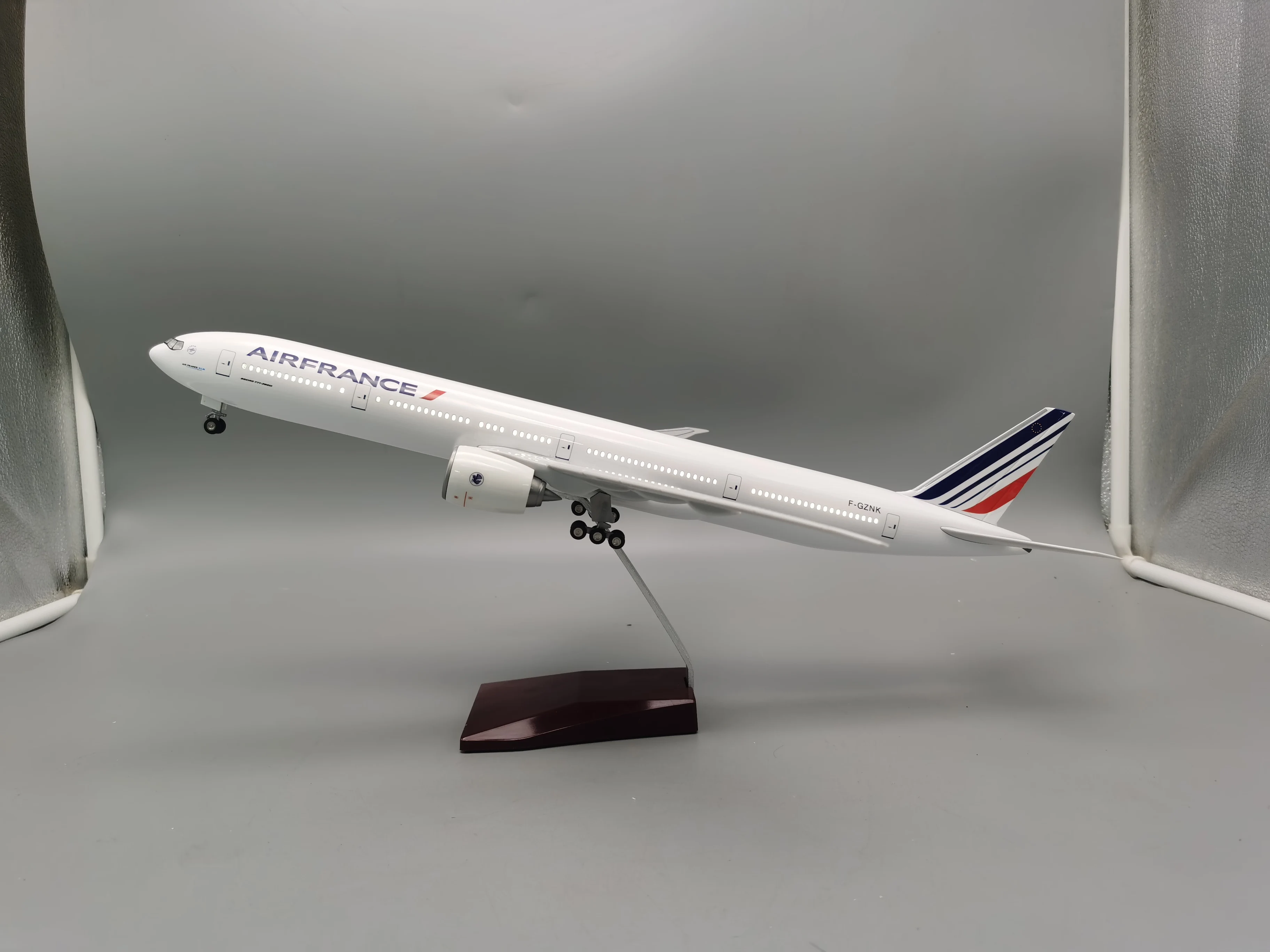 Maßstab 1:157, 47 cm großes 777-Flugzeugmodell Air France Boeing B777 Flugzeugmodell, Druckgussflugzeug mit LED-Leuchten für Sammler – Detail 2