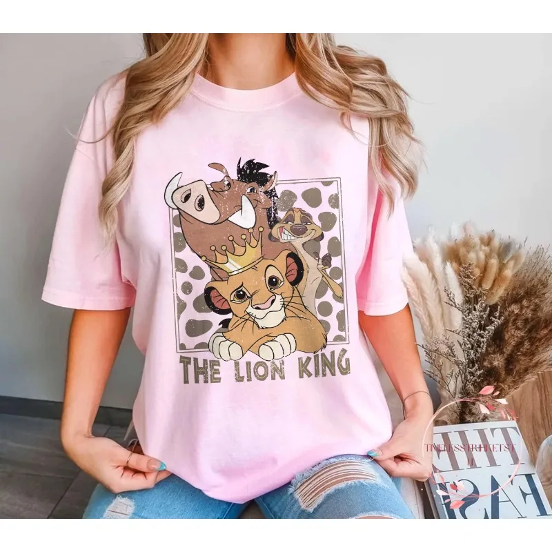 2025 عيد الميلاد ريترو الأسد الملك قميص ريترو سيمبا تيمون بومبا تي شيرت الحيوان المملكة قميص الراحة اللون 90s الكرتون نمط