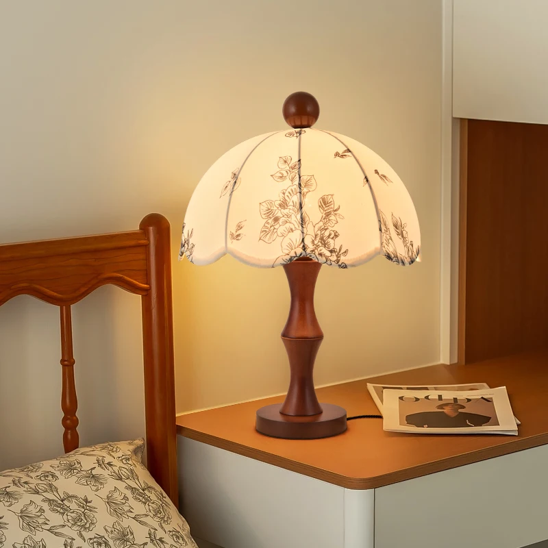 

Французская ретро средневековая настольная лампа из цельного дерева, американская новая китайская дизайнерская прикроватная настольная лампа ваби-саби для спальни, премиальный смысл