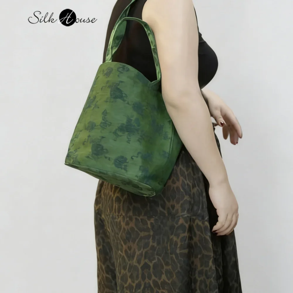 

Niche Design New Chinese Retro Fragrant Cloud Yarn Bucket Bag New High End Versatile Large Capacity Women's Handbag