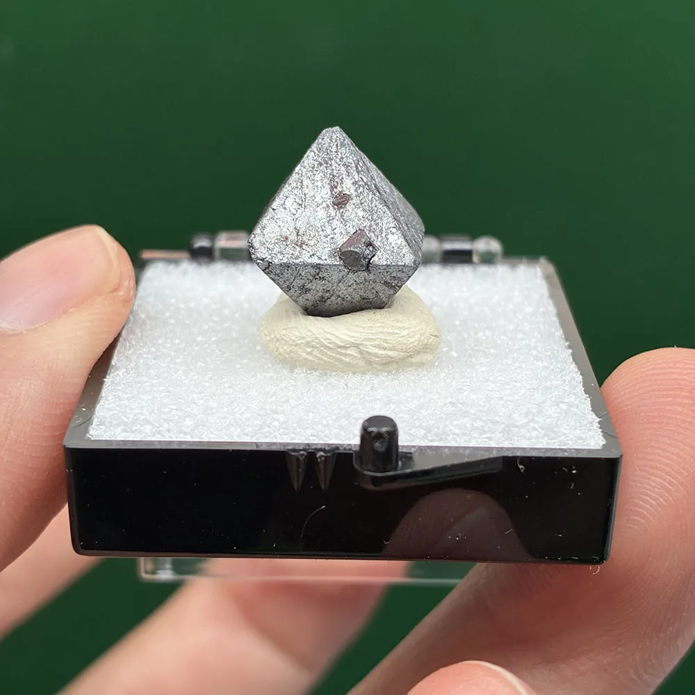 A1-1A 1PCS 100% Natural Magnetite Stones and Crystals Healing Crystals Quartz Gemstones Teaching specimen Box size:35*35*35 mm