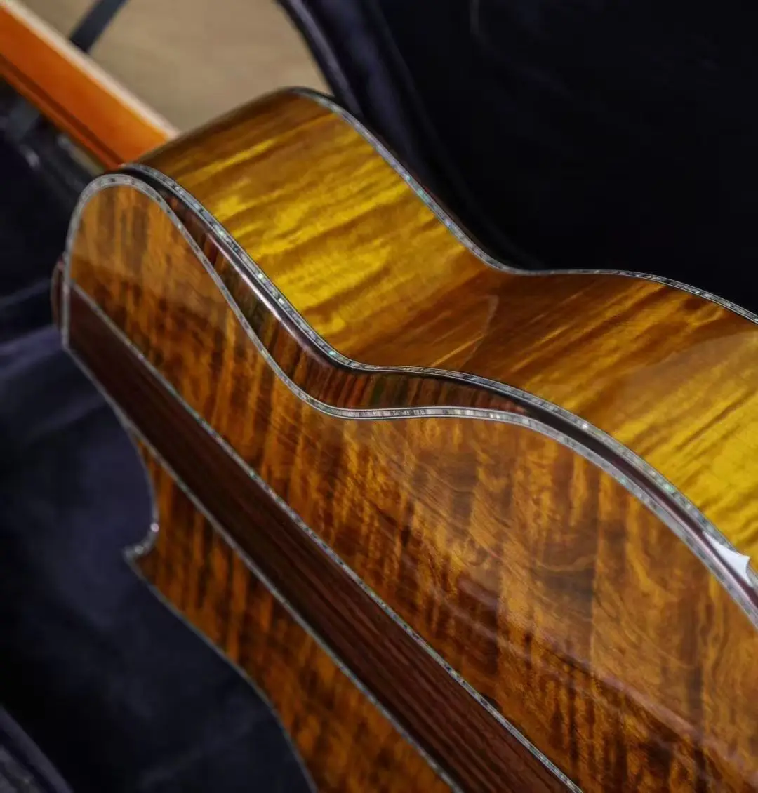 Komplett solide, handgefertigte High-End-Akustikgitarre aus goldenem Sandelholz in voller Skala mit zwei Rückenlehnen