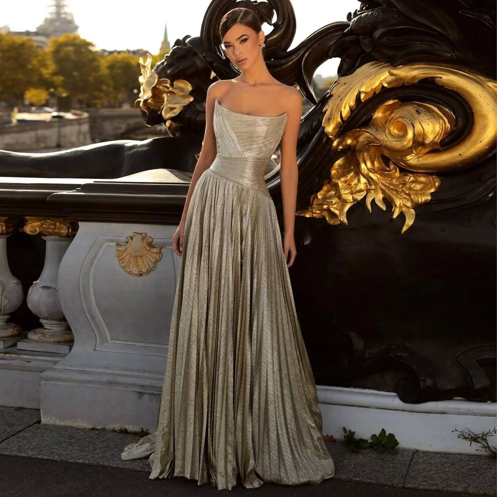 Remote Moon Dubai Elegantes Goldfarbenes Trägerloses Plissiertes Langes Abendkleid Arabisches Hochzeitsgast-Ballkleid Maßgeschneidert MN299