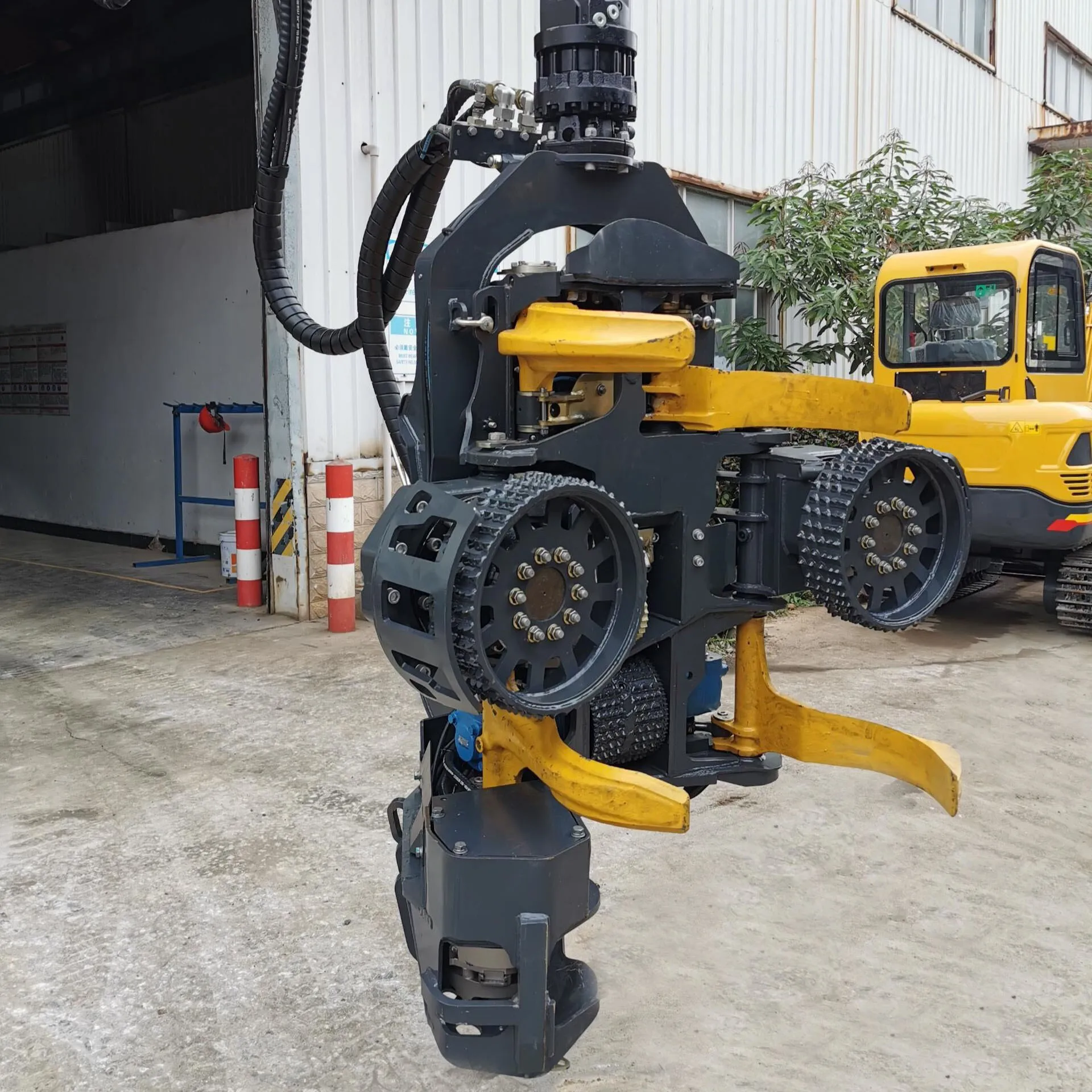 2025 Taglierina per legno per operazioni di tronchi impiegata per veicoli di raccolta forestali pesanti per curvatura di alberi