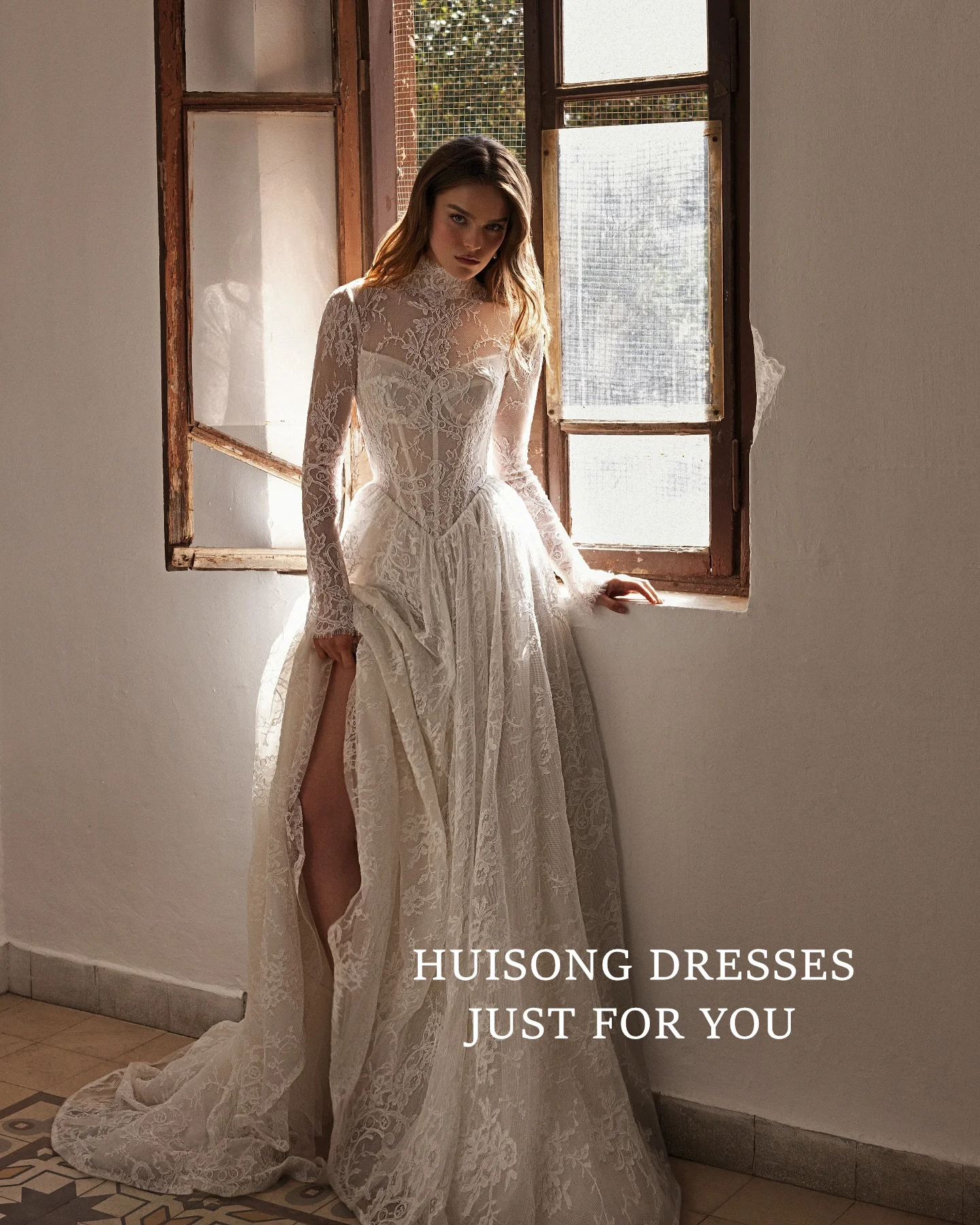 

HUISONG Customized Lace Boho Wedding Dresses High-Neck Long Sleeves A-Line Beach Modest Wedding Dress
