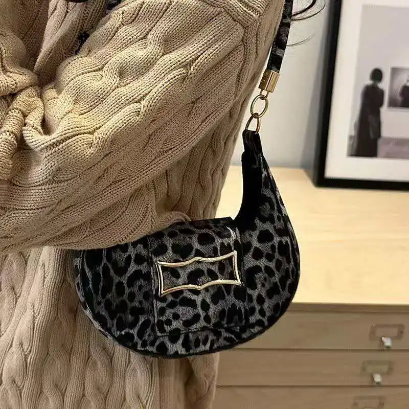 2026 Fashionable versatile single-shoulder leopard print women's bag with unique and eye-catching design perfect casual use