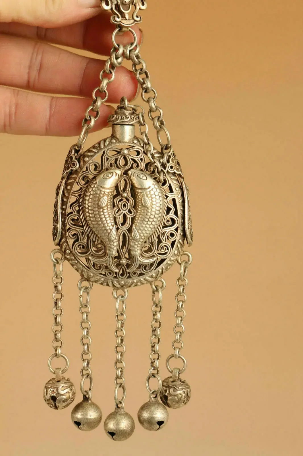 TIBETAN SILVER PISCES FISH HOLLOW OUT SNUFF BOTTLE PENDANT BELL DECORATIVE OLD bottle