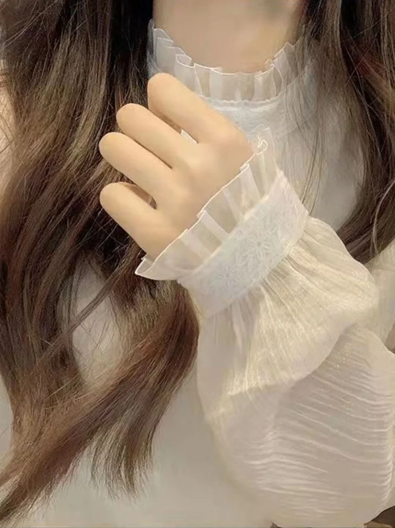 Elegancka koronkowa stójka, falbanki pod spód, damski design, mały krój Cro Me, szyfonowa długa bluzka z długim rękawem, spódniczka wewnętrzna.