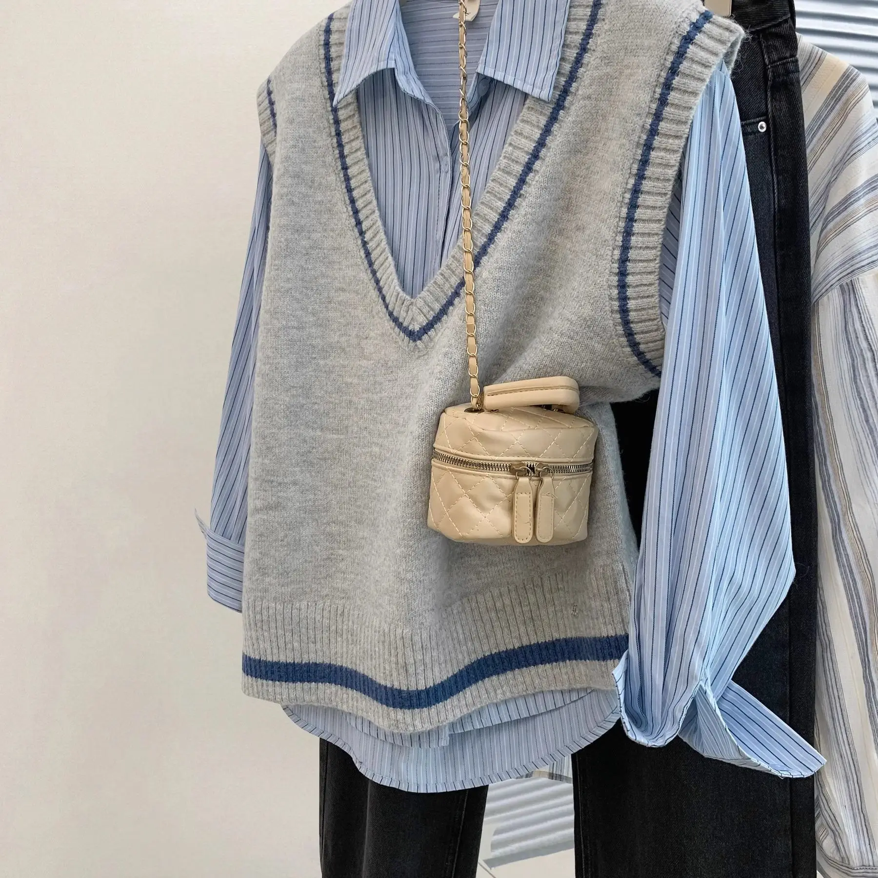 

Вязаный шерстяной жилет с V-образным вырезом в корейском стиле, свободный крой, для многослойных образов, комфортный, для повседневной носки, модный женский жилет