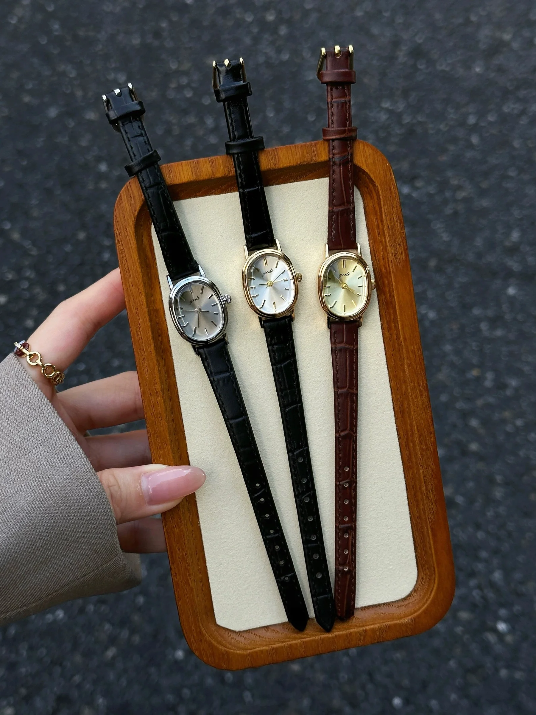 New Niche Fashion Women's Watch Oval Roman Quartz Watch Elegant Ladies Watch Lover Gift