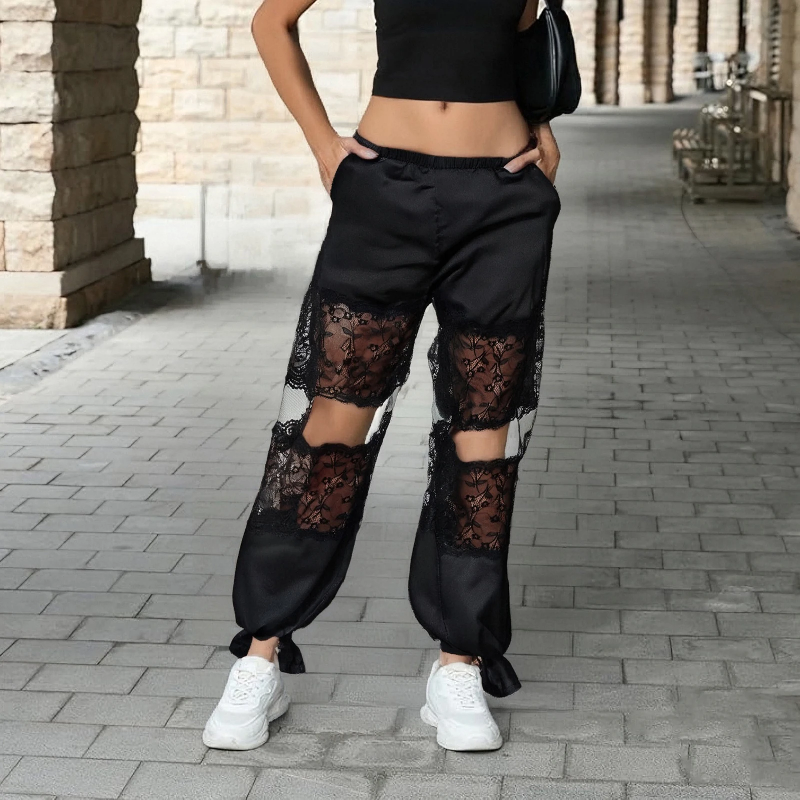 سراويل نسائية كاجوال سوداء مع جيوب من الدانتيل الشفاف المرقعة بخصر مطاطي