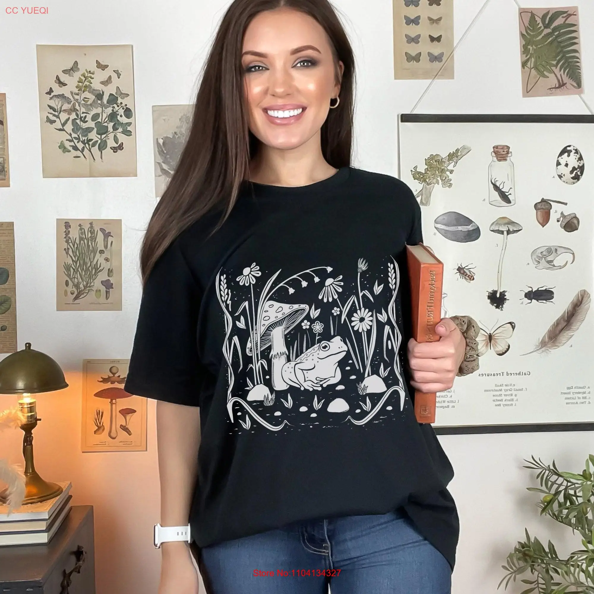 T-Shirt mit Frosch-Lino-Aufdruck, dunkles Cottagecore, Goblincore-Pilz-Linocut, Boho-Wildblumen, skurrile Folklore