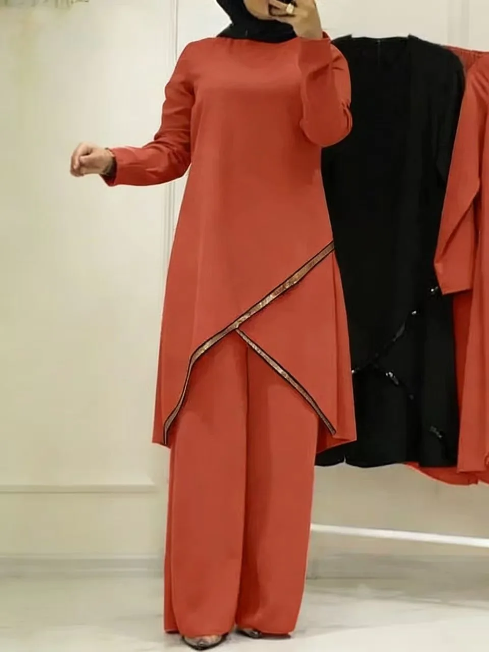 

Элегантный однотонный комплект с длинным рукавом: топ и свободные брюки с широкими штанинами. Повседневный шикарный офисный костюм. Удобный легкий женский наряд.