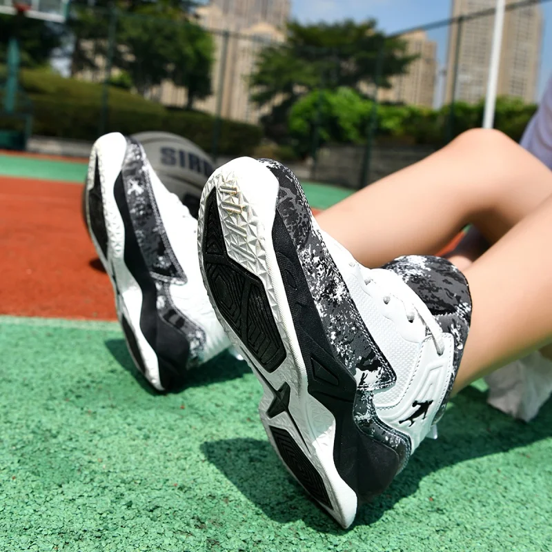 売れ筋の男の子向けブランドのバスケットボールシューズ、子供用スポーツシューズ、厚底で滑りにくいおしゃれな女の子用アウトドアトレーニングシューズ