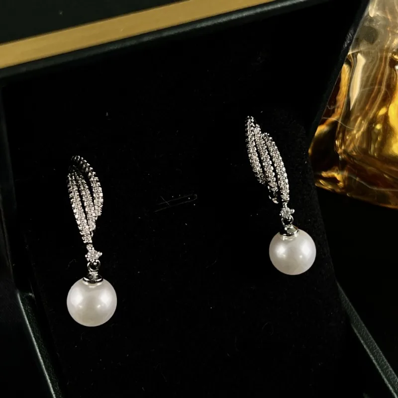 

【Dawn Light】Three-line Pearl Stud Earrings with A Sense of Line, Light Luxury, Simple and Generous Temperament, Versatil