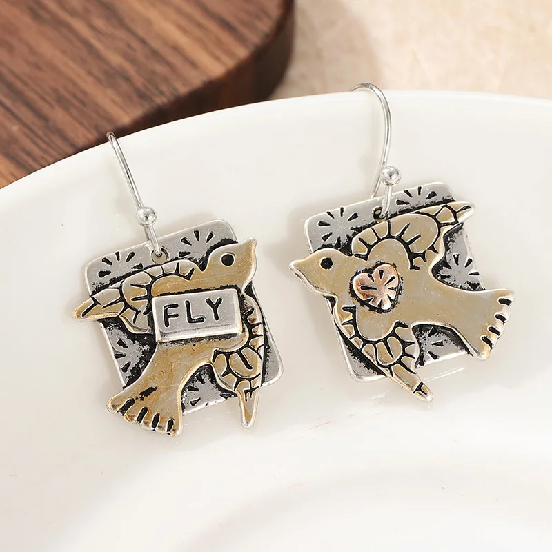 Zweifarbige baumelnde Damenohrringe im Vintage-Design, kreativer, quadratischer, handgeschnitzter Schmuck mit fliegenden Vögeln – Detail 5
