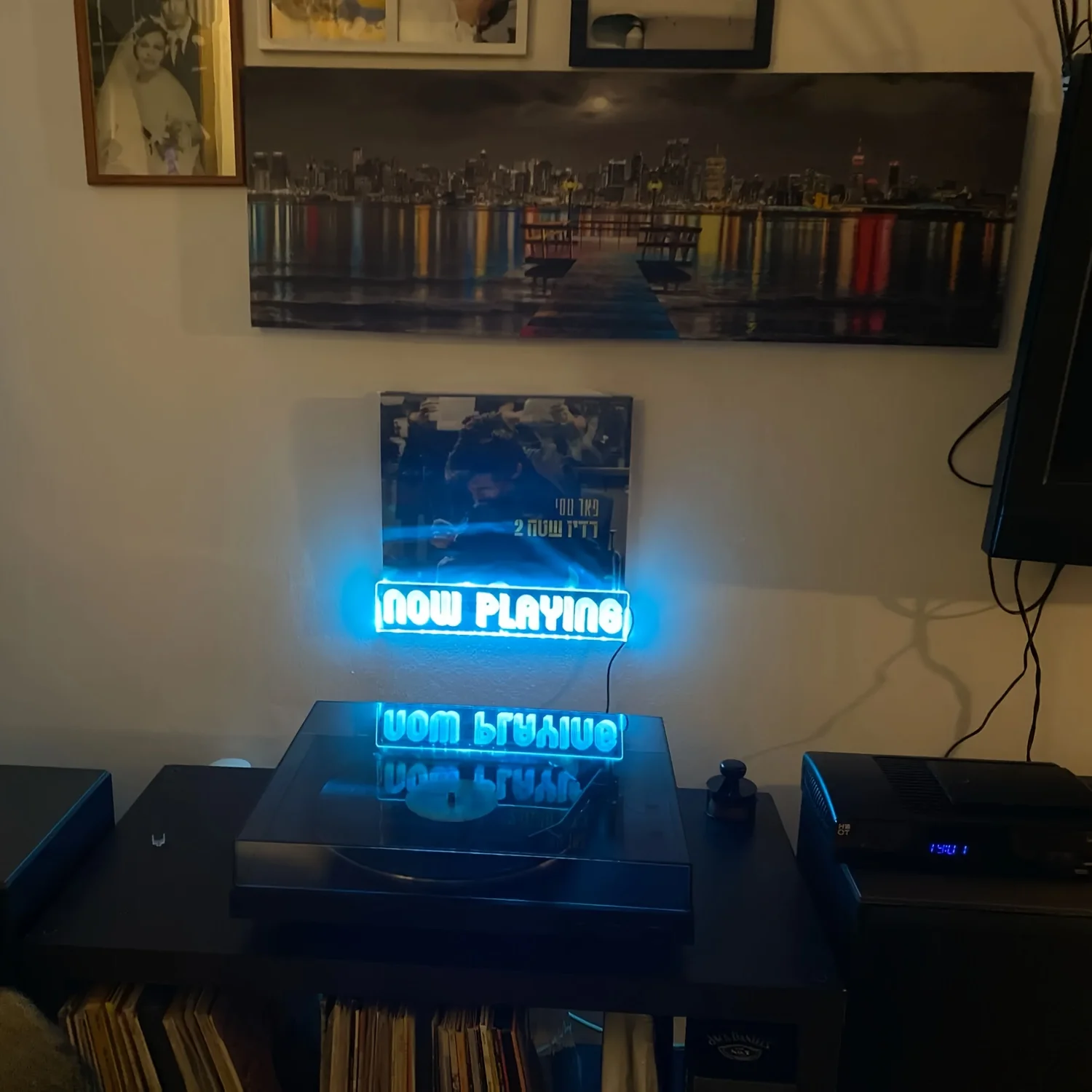 Wandmontierter Vinyl-Plattenständer aus Acryl für CD- und Schallplatten – Deko-Regal mit Raumbeleuchtung und Neon-Schildhalter – Geschenk für Ihn – Detail 3