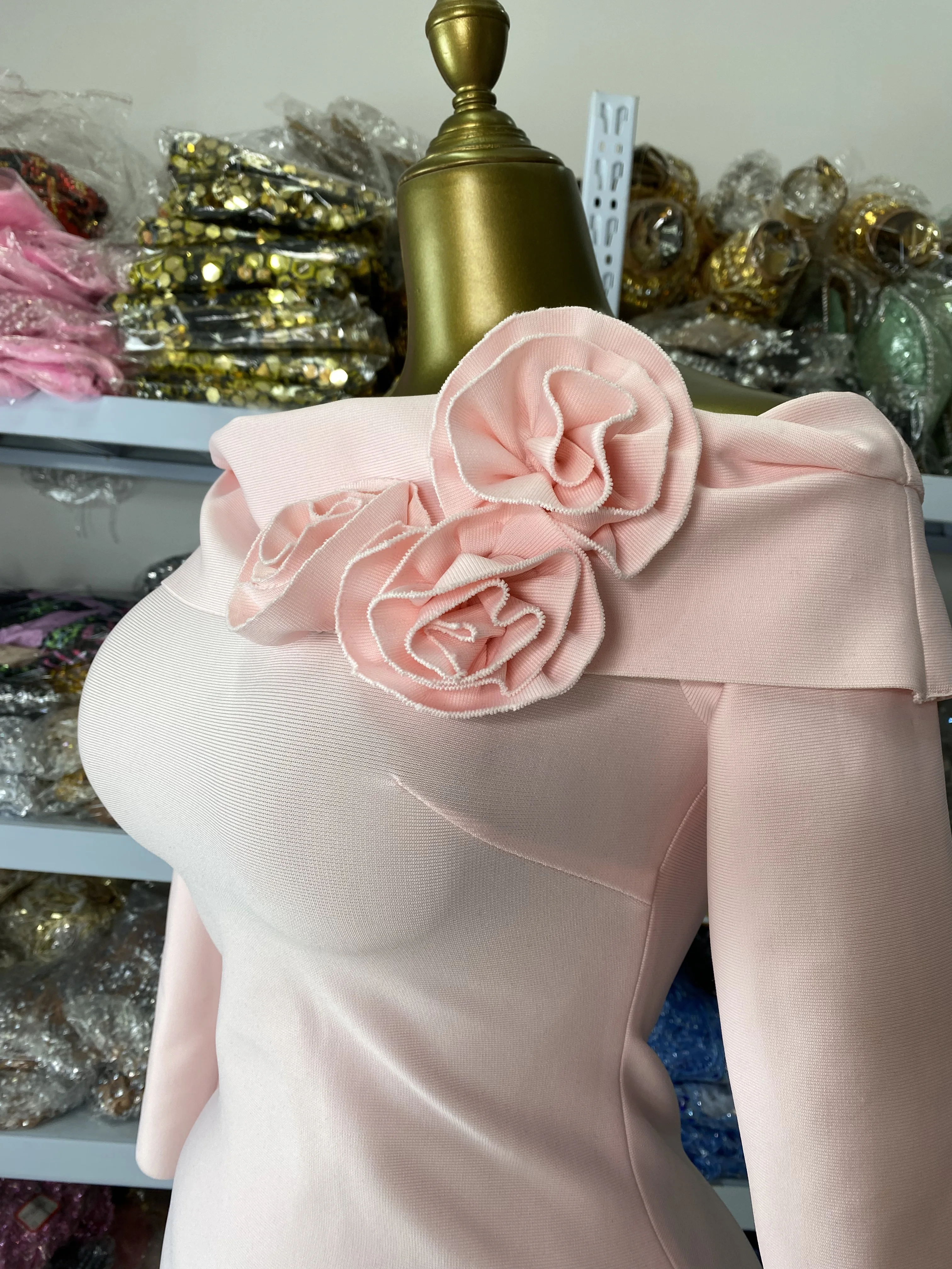 Abito da donna con fasciatura rosa chiaro all'ingrosso in fabbrica Elegante scollo a barchetta Fiori Manica lunga Aderente High Street Festa formale Evneing