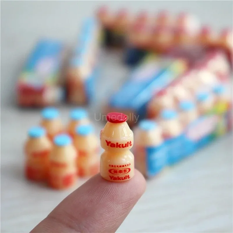 Mini-Milchsäuregetränkeflaschen im Maßstab 1:12 für Puppenhaus-Supermarkt-Spielzeug – Detail 3