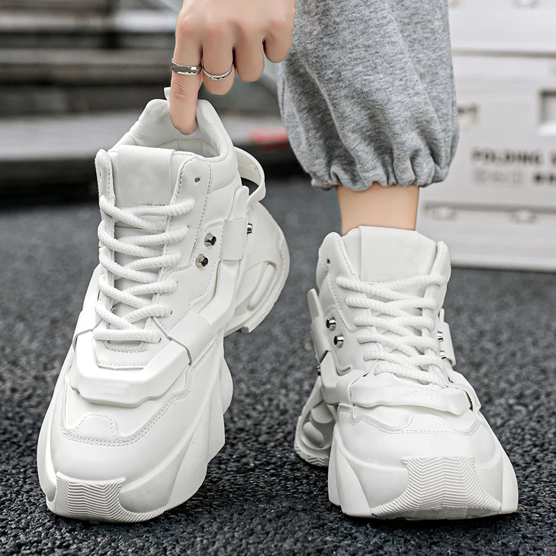 Herren-High-Top-Sneaker mit dicker Sohle, schlichter, aber hochwertiger Textur, mit dicken Schnürsenkeln und Metallnieten-Verzierung, luftgepolsterte dicke Sohlen für zusätzliche Höhe und Stoßdämpfung, erhältlich in Schwarz und Weiß, mit trendigem und robustem Design, geeignet für Herbst- und Winterkleidung, ideal für tägliche Ausflüge, Street-Casual-Looks und verschiedene andere Anlässe. – Detail 13