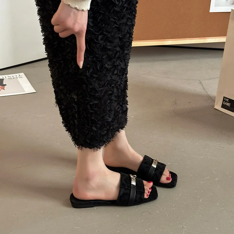 2026 New Summer Women's Metal Lock Flat Slide Sandals Retro Fashion Slimming Non Slip Daily Open Toe Slippers view 3