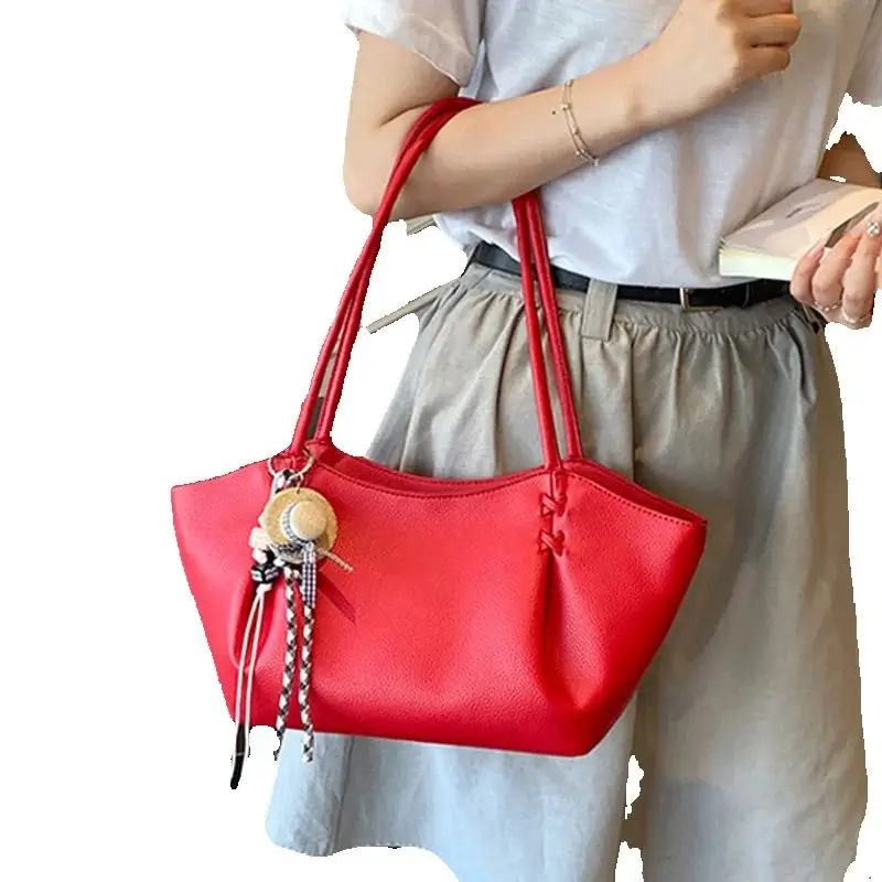 

Осенняя новая женская сумка-тоут, корейская большая вместительная персонализированная сумка на одно плечо с подвеской, универсальные пригородные сумки