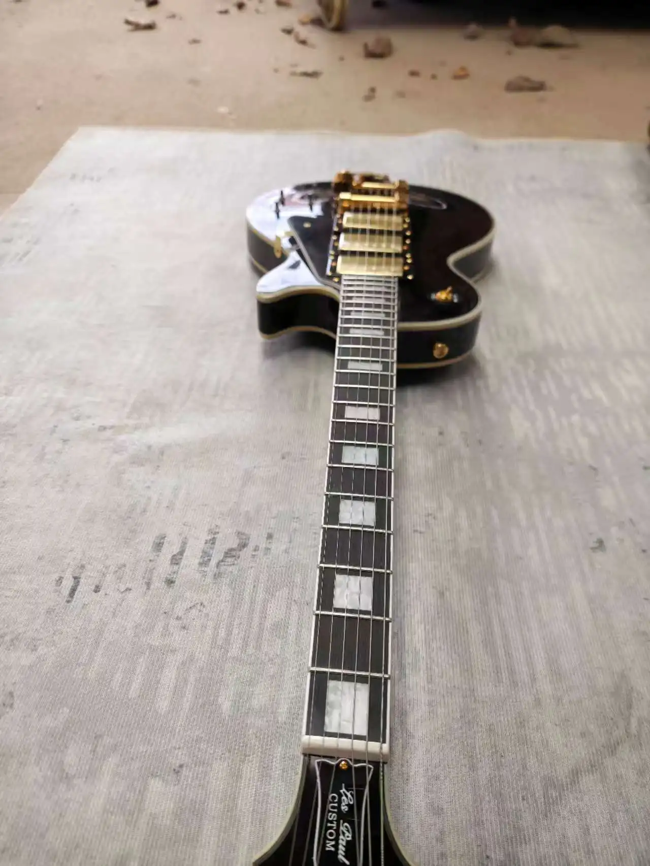 Electric guitar made in China, black pickup