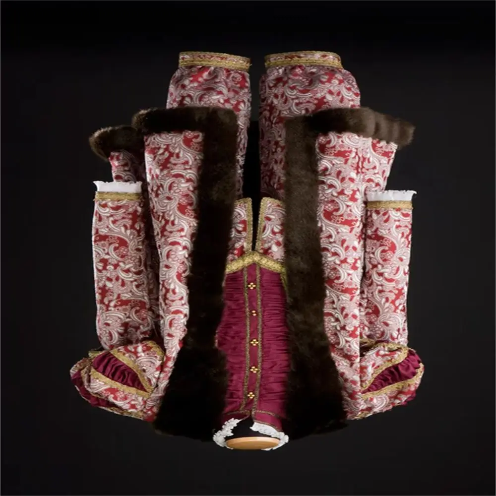 

Костюм придворного джентльмена эпохи королевы Елизаветы Тюдор (18-й век), в стиле Ренессанс, для князей и придворных джентльменов, вдохновленный образами королей Тюдоров и принцев.