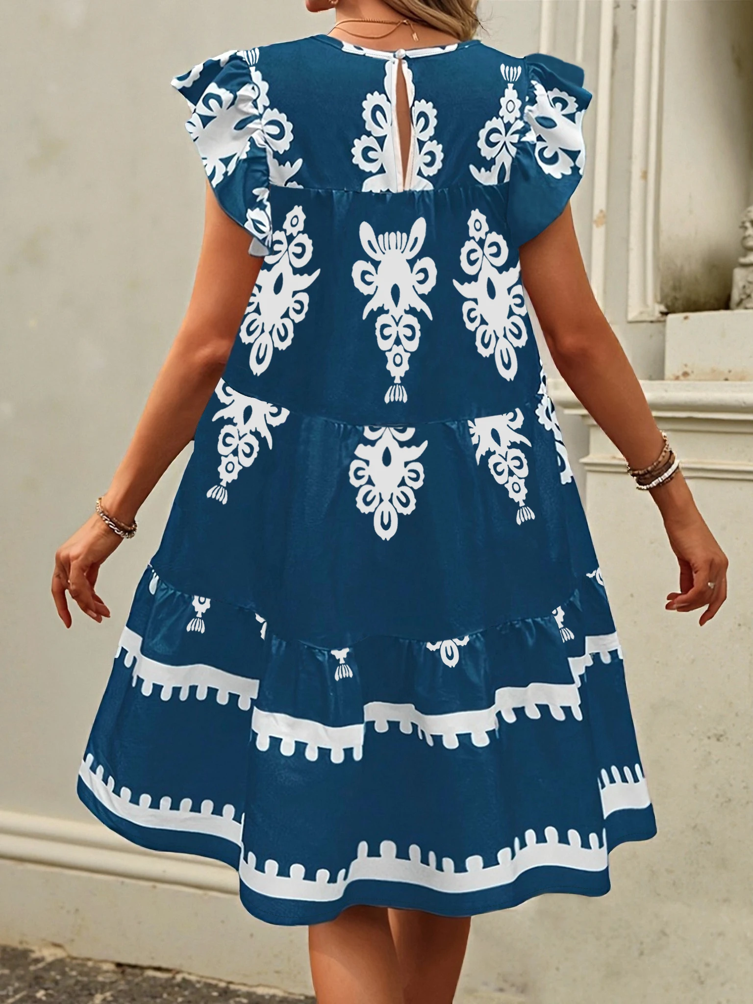 Vestido midi feminino com gola redonda e manga plissada azul e branco com estampa étnica em camadas e bainha solta