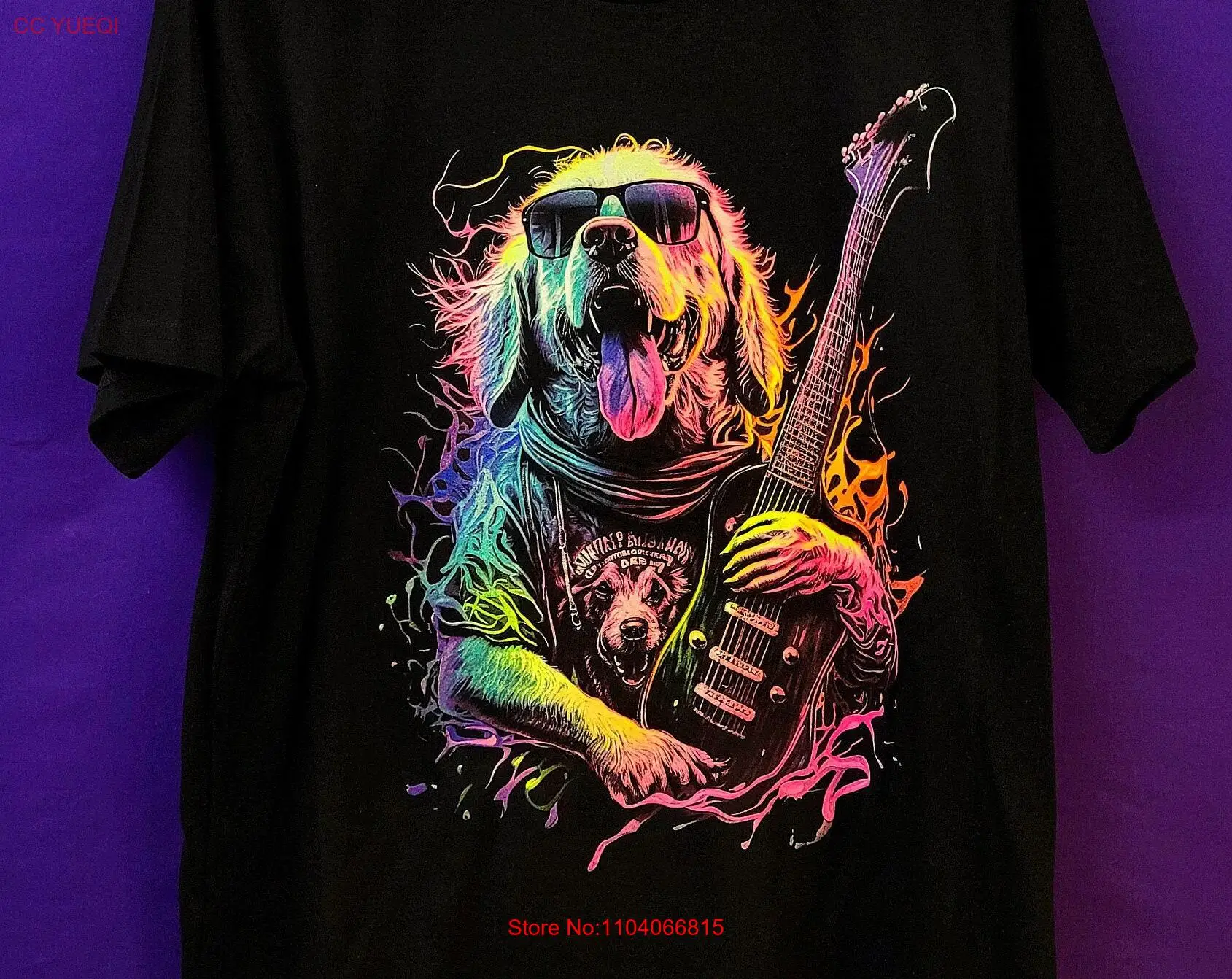 Groovy Paws The Glowing Dog with Guitar T-Shirt Stand Out and Rock On lange oder kurze Ärmel