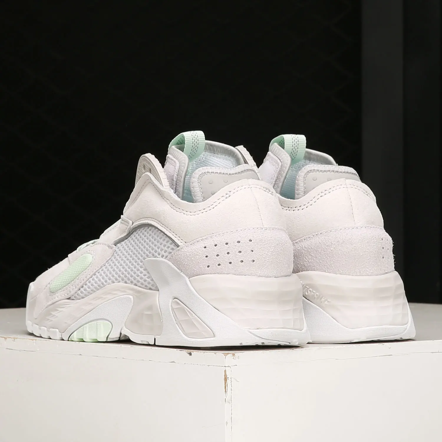 حذاء رياضي مبطن للنساء من Adidas Clover STREETBALL W FV4854