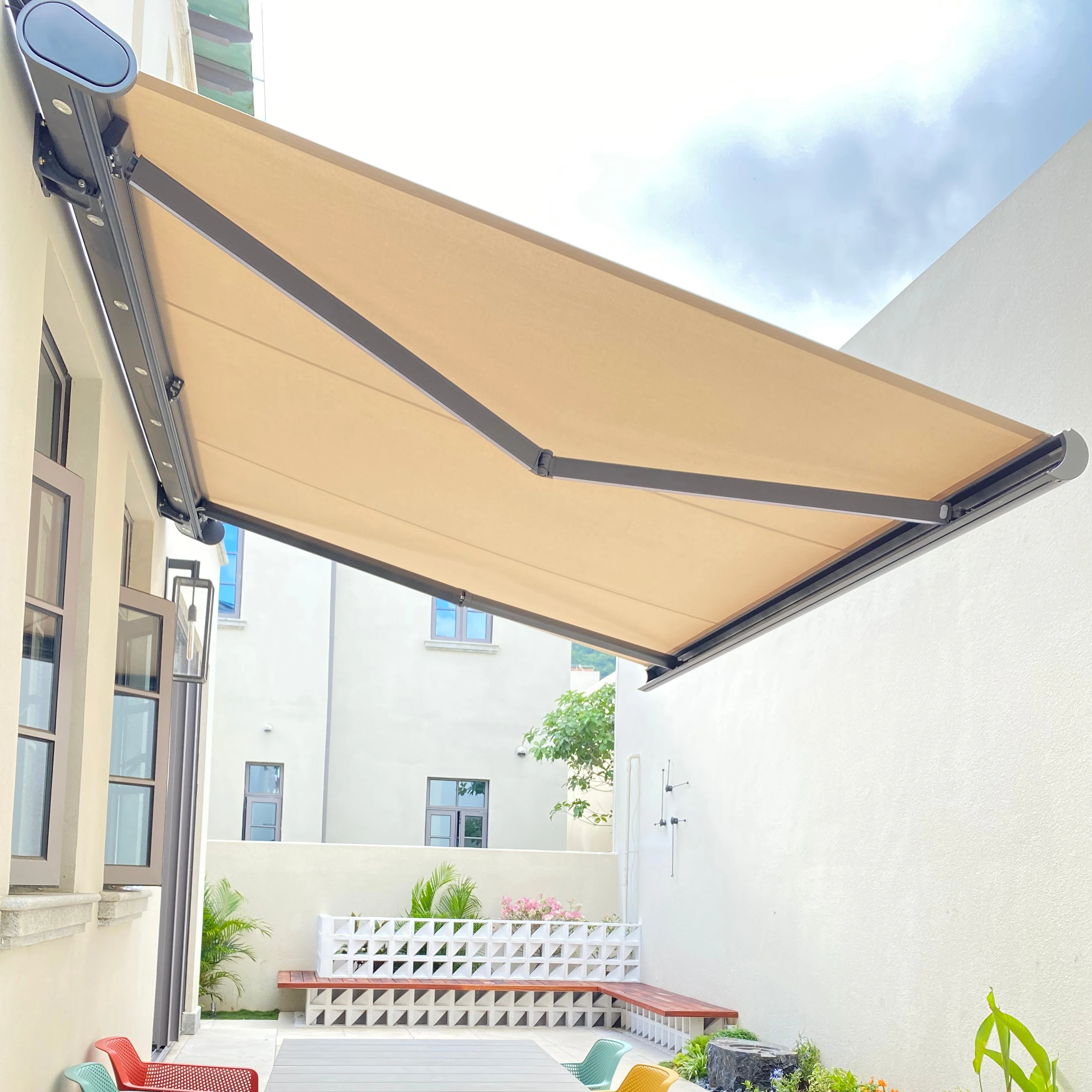 

Customizable Full Cassette Patio Shade Smart Retractable Electric Outdoor Waterproof Awning With LED Strip Lights Aluminum Frame