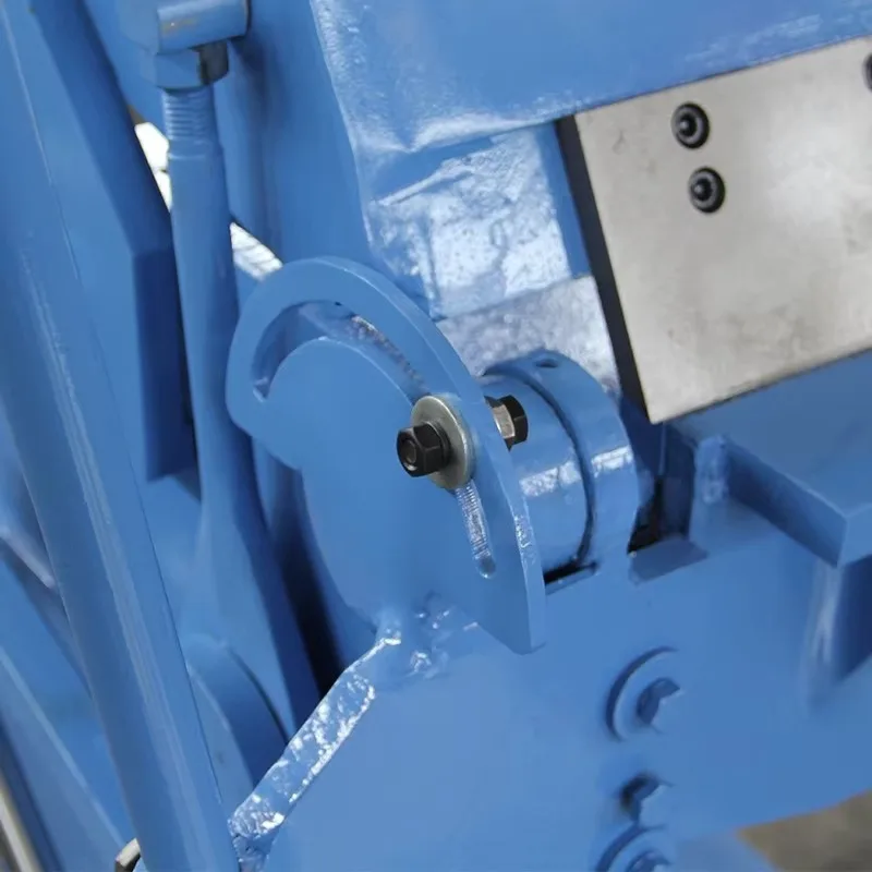 Mała, prosta, pneumatyczna, zwykła maszyna do składania płaskiego, z półzębami, do produkcji rur kwadratowych, z ręcznym sterowaniem.